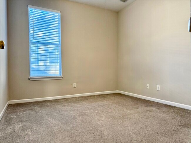 Building Photo - 104 Sunflower Pl