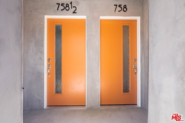 Building Photo - 758 1/2 N Ridgewood Pl