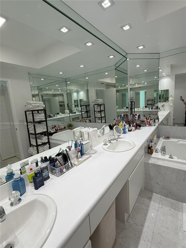 Building Photo - 16400 Collins Ave