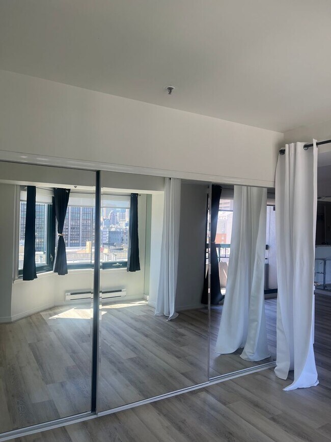 Building Photo - Junior One Bedroom at Opera Plaza
