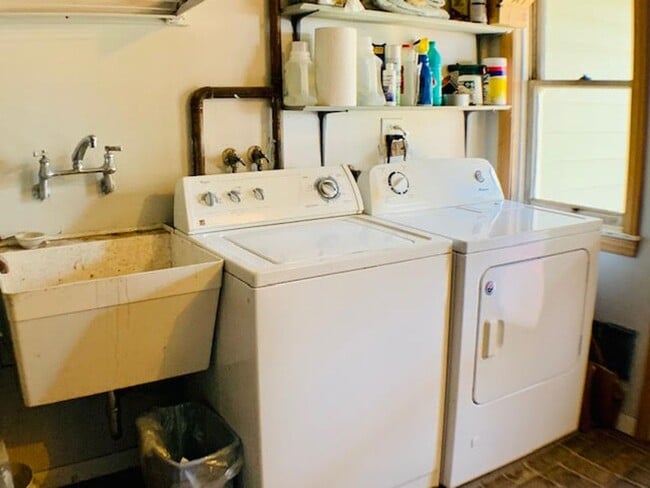 Building Photo - Whimsical 2BR/1BA, Outer Parkside Gem and Dog Friendly! FURNISHED Flexible Lease Term