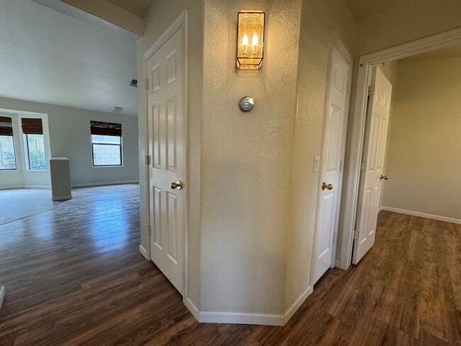 Building Photo - BEAUTIFUL 3 BEDROOM 2 BATHROOM HOME IN GOO...