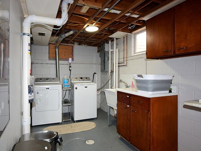 Building Photo - 619 S 68th St