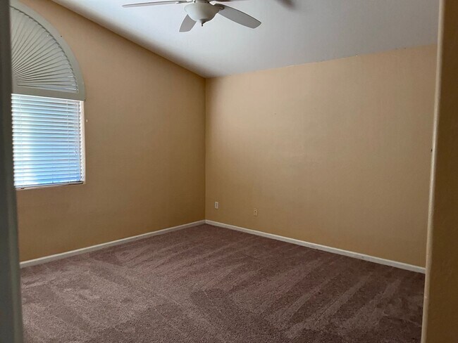 Building Photo - 4746 W Carla Vista Dr