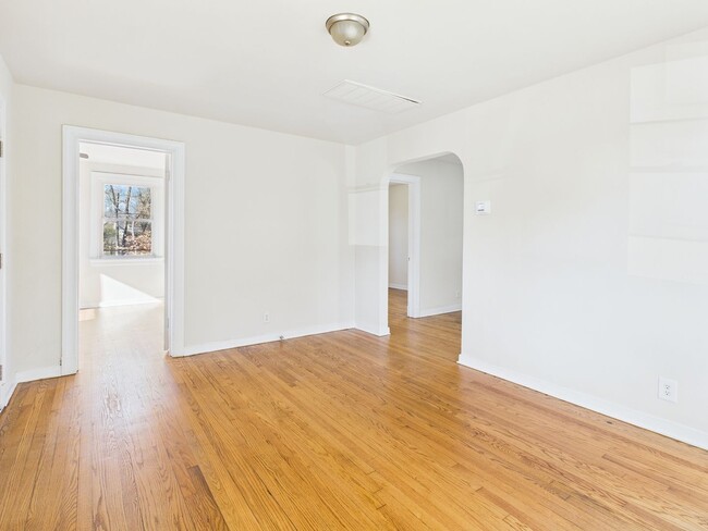 Building Photo - 500 Pelham Dr