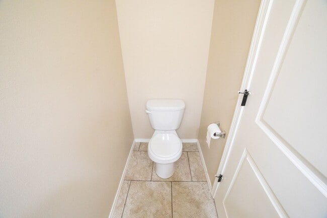 Building Photo - Newer Construction Townhome in Canby