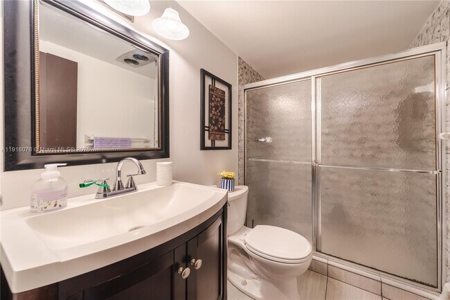 Building Photo - 701 NE 1st Ct