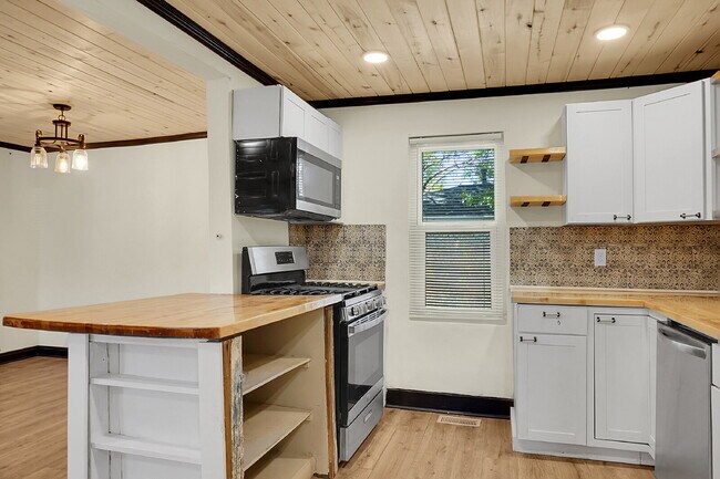 Building Photo - $1,495.00, 1-bed, 1-bath newly renovated l...