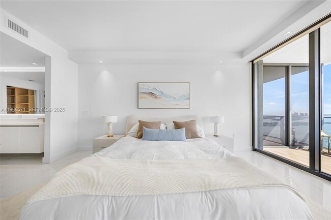 Building Photo - 700 NE 24th St