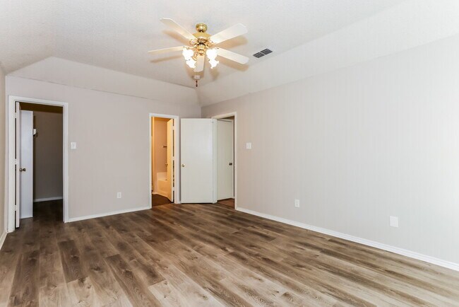 Building Photo - 617 Sawyer Dr