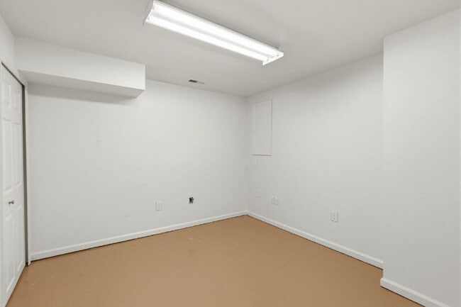 Building Photo - 335 Fullerton Pl