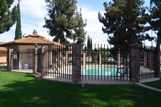 Building Photo - 1933 S Royal Oaks Dr