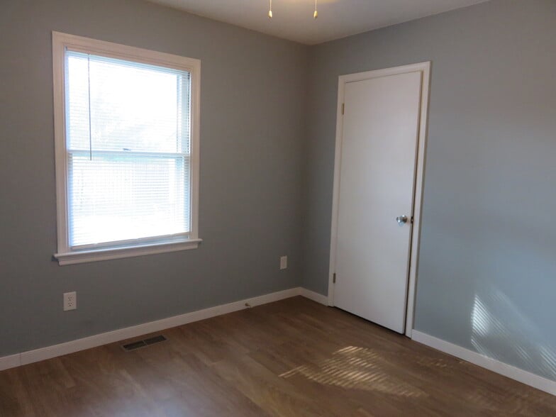 Building Photo - 7 S Daisy Ave