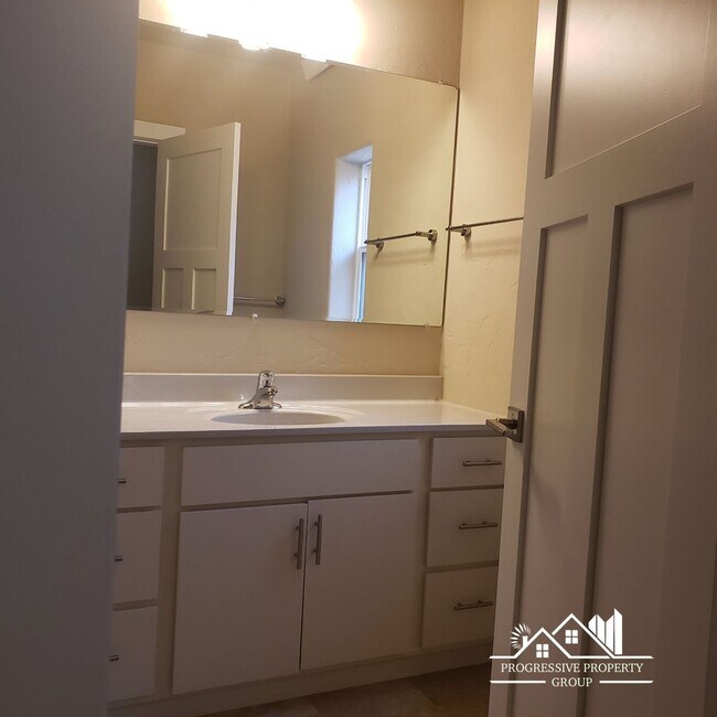 Building Photo - 525 E Kiowa St