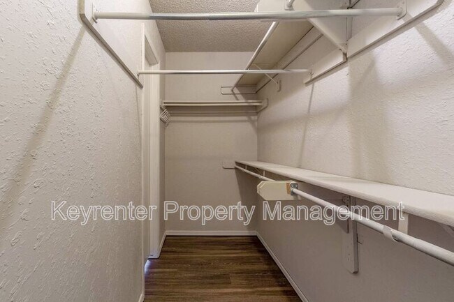 Building Photo - 732 Westridge Ct