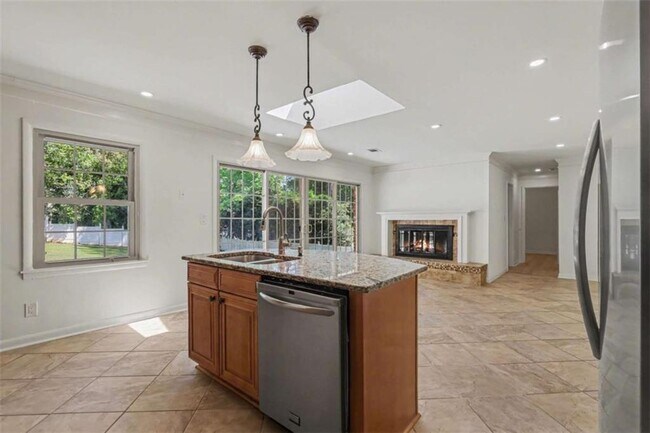 Building Photo - 3582 Cloudland Dr