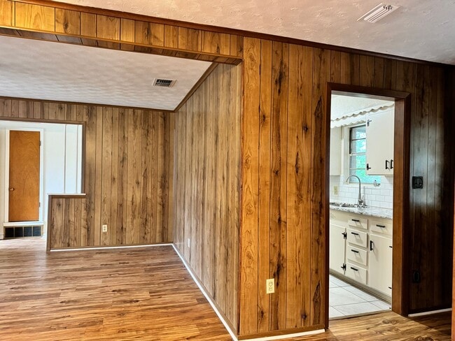 Building Photo - 2321 McKenzie Dr