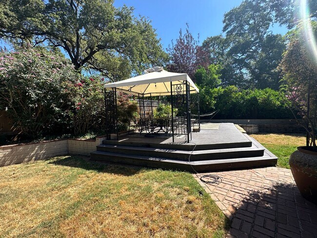 Building Photo - Welcome to your dream rental in Auburn!
