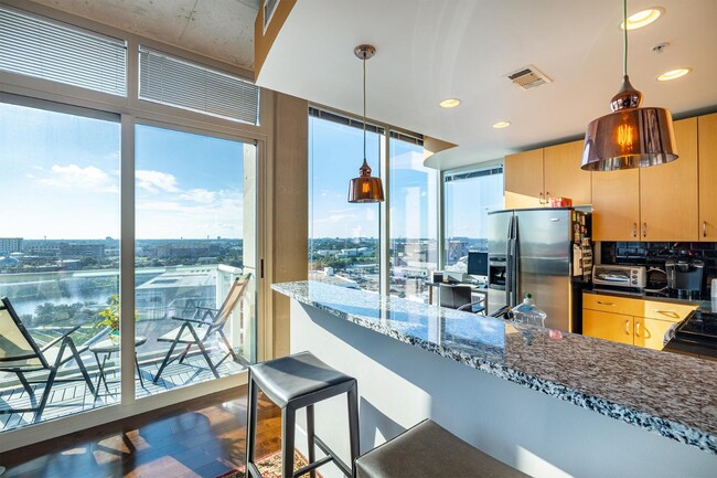 Building Photo - 777 N Ashley Dr