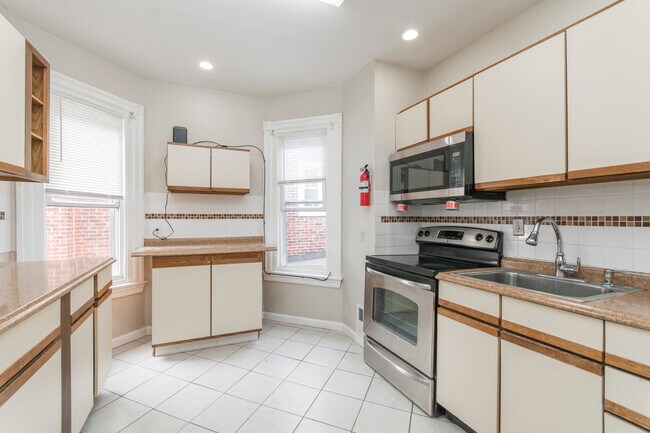 Building Photo - 917 W Duncannon Ave