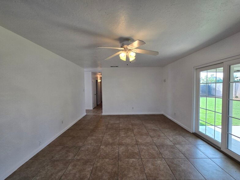 Living room - 4577 N Lorna Ave