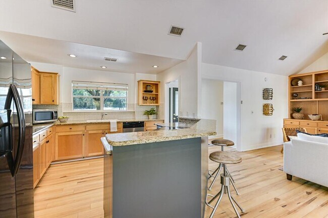 Building Photo - 302 Valley Dr