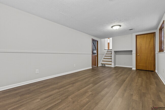 Building Photo - 2124 Violet Rd