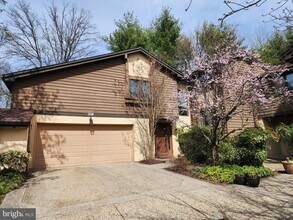 Building Photo - 254 Sayre Dr