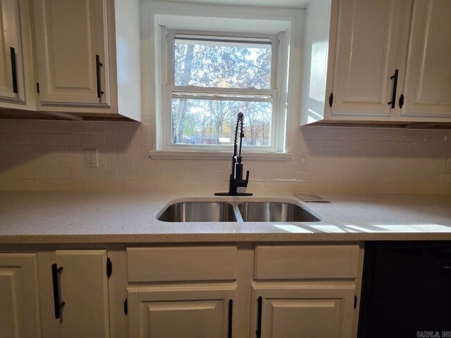 Building Photo - 109 S Longfield Ave