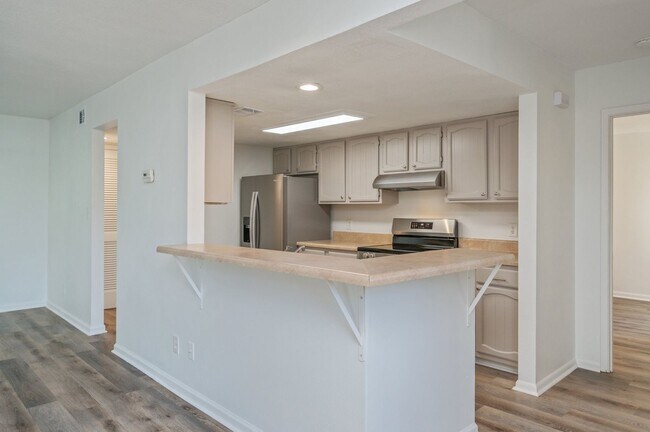 Building Photo - Spacious townhouse with large 2nd floor covered patio!