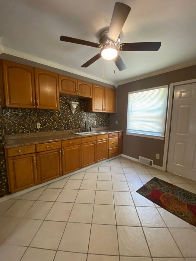 Building Photo - Three Bedroom Home in Battle Creek