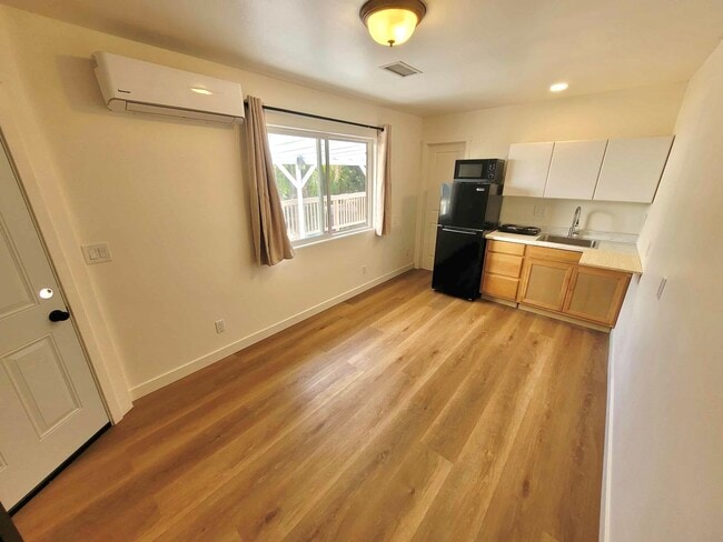 Primary Photo - 1550 Encino Dr