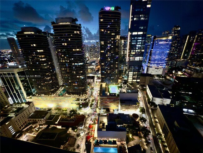 Building Photo - 1000 Brickell Plaza