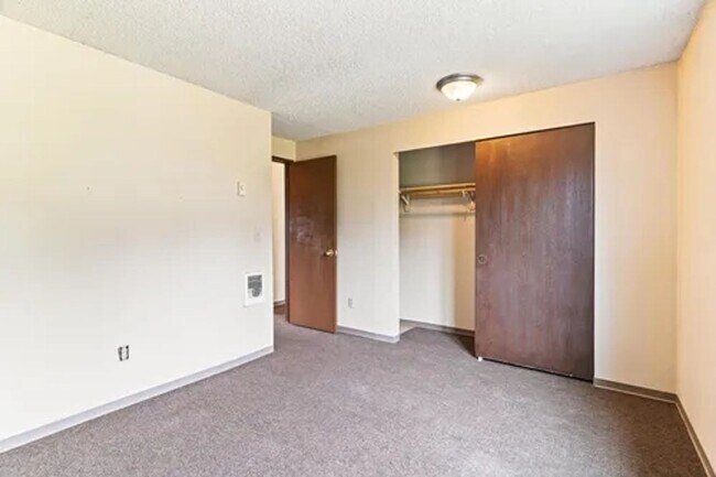 Building Photo - 4 Plex near University Place, #B (PRICE REDUCED)