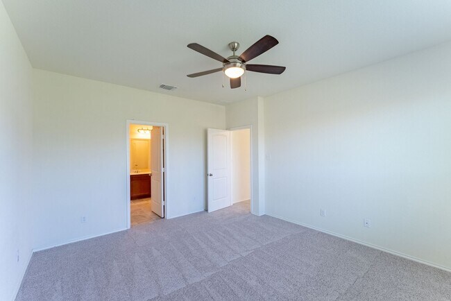 Building Photo - Elegantly Spacious 3-Bed, 2-Bath Home in Round Rock