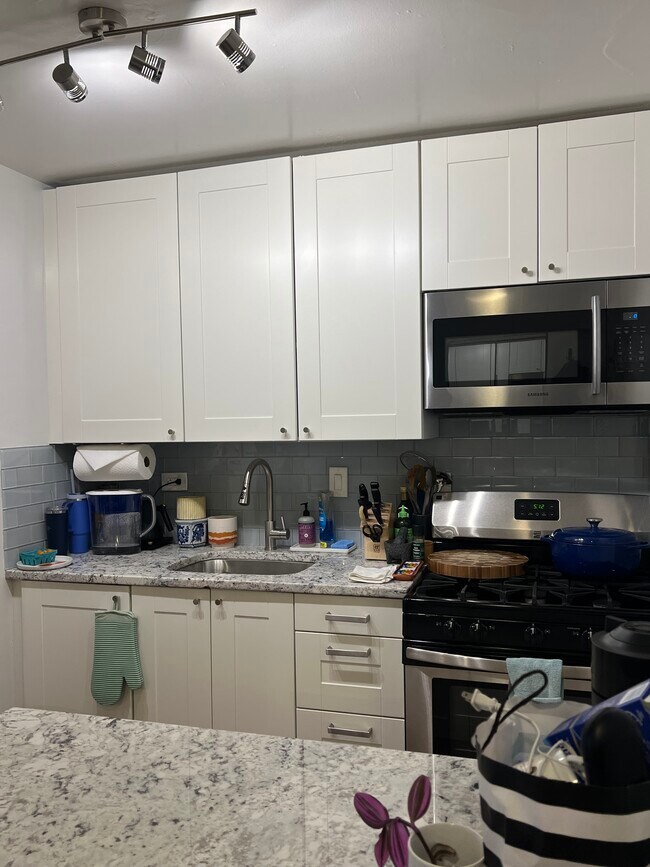 Building Photo - 1420 N St NW