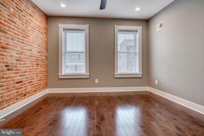 Building Photo - 939 Baylis St
