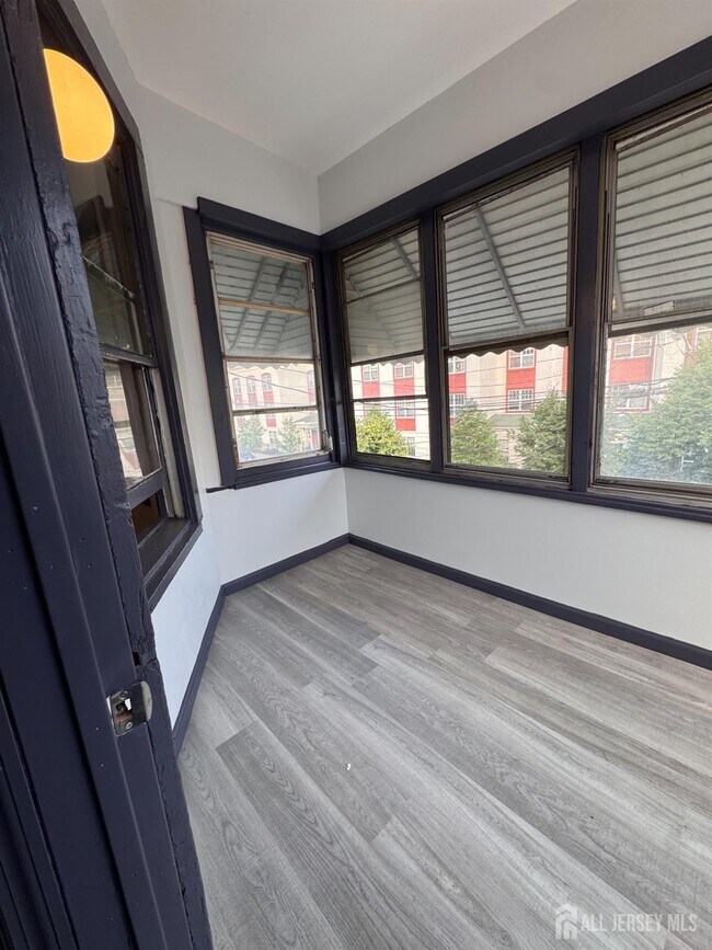Building Photo - 211 N 13th St