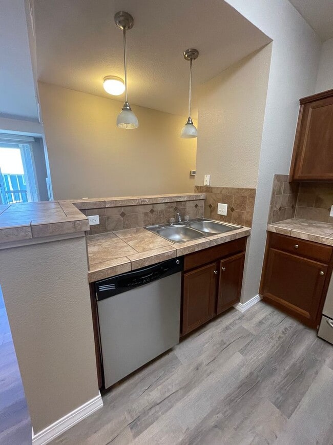 Building Photo - 2133 Krisron Rd