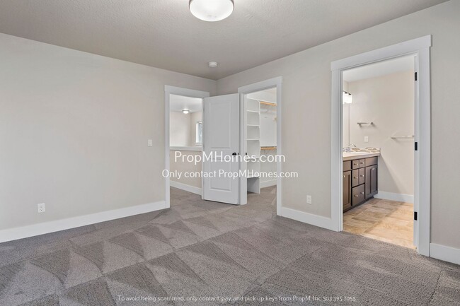 Building Photo - Terrific Milwaukie Three Bedroom Townhome - Close to Providence!