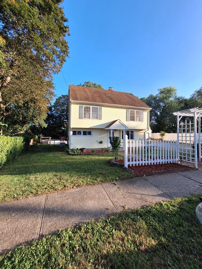 Building Photo - 132 Wepawaug Dr
