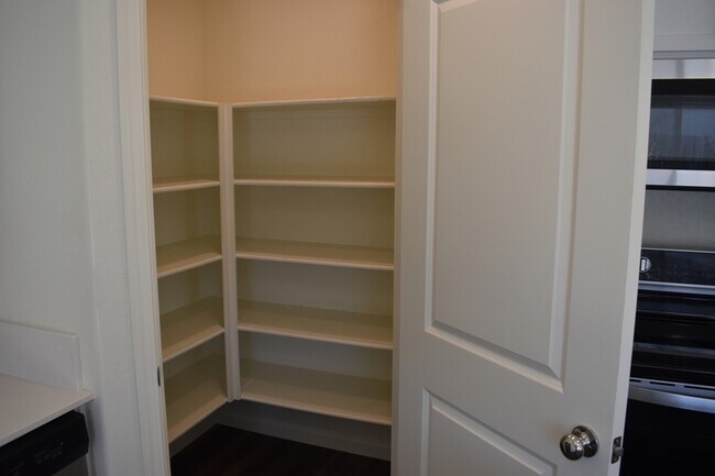 Building Photo - 736 Athena Dr