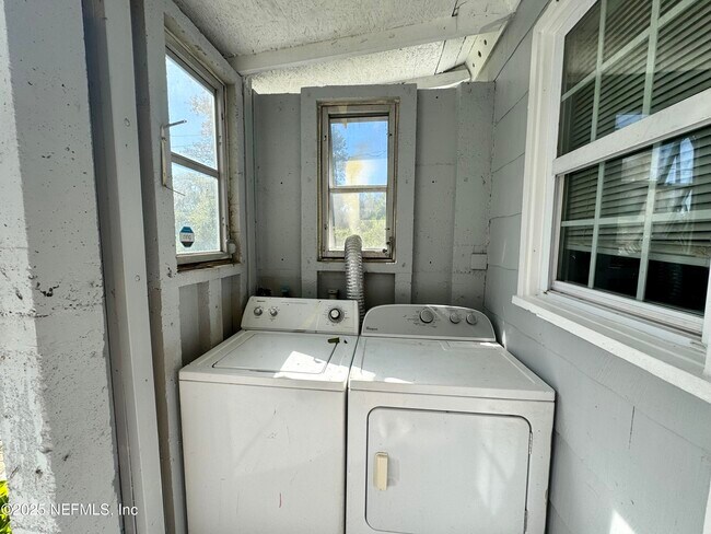 Building Photo - 4820 Headley Terrace