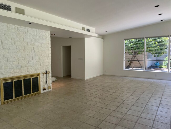 Building Photo - Alta Vista Ave Custom Home Available Augus...