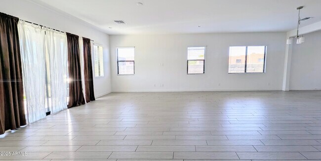 Building Photo - 9414 S 7th Pl
