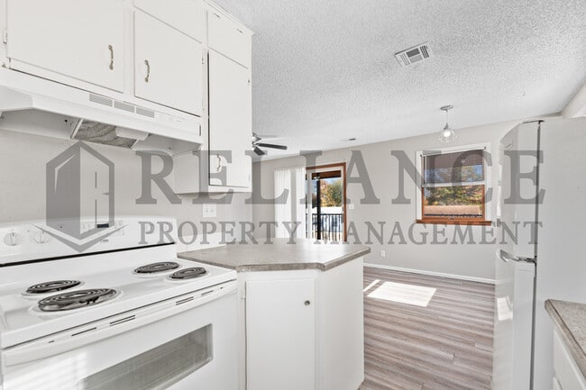 Building Photo - 4557 S Oak Ave