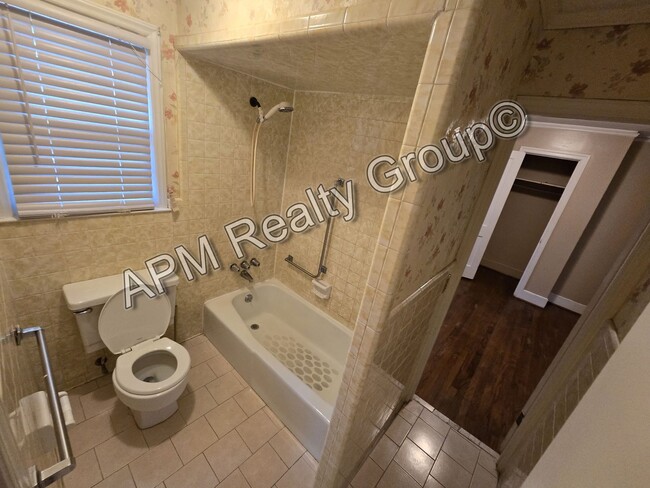Building Photo - Spacious two bedroom house off Two Notch