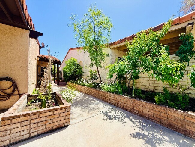 Building Photo - Available August 1st! Beautiful fully furnished single-story home located in the prestigious Span...