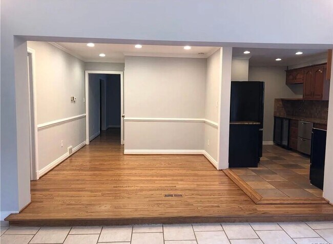 Building Photo - Beautifully Renovated 4bdrm/2.5bth Tri-Lev...