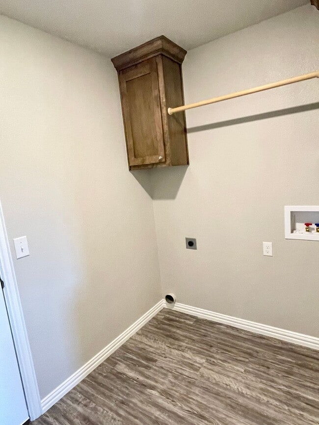 Building Photo - Open Floor Plan 3/2 w/Rural Atmosphere